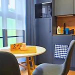 Duckduckapt - Modern With A Stylish Twist Apartment