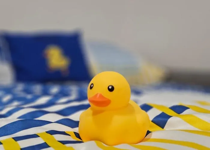 Duckduckapt - Modern With A Stylish Twist Apartment